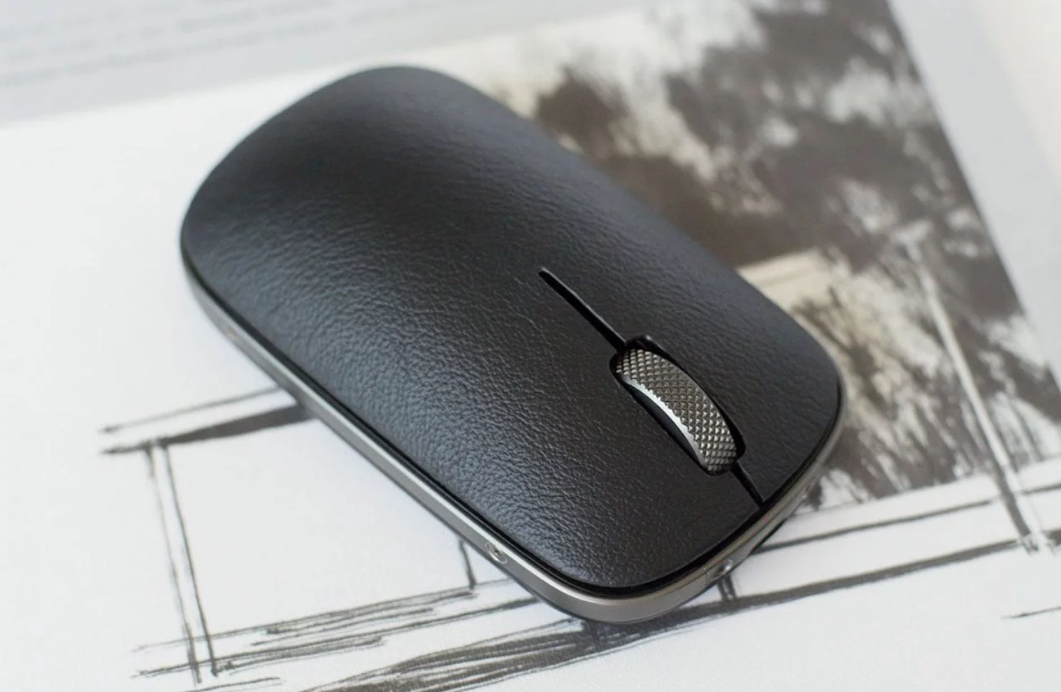 theGadgetFlow: AZIO Retro Classic Mouse works on almost any surface